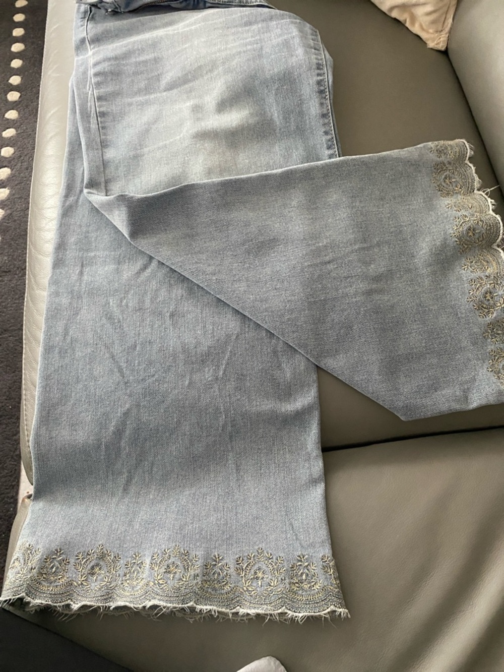 High-Rise Light Wash Women's Jeans wide leg embroidered hem - Picture 6 of 12